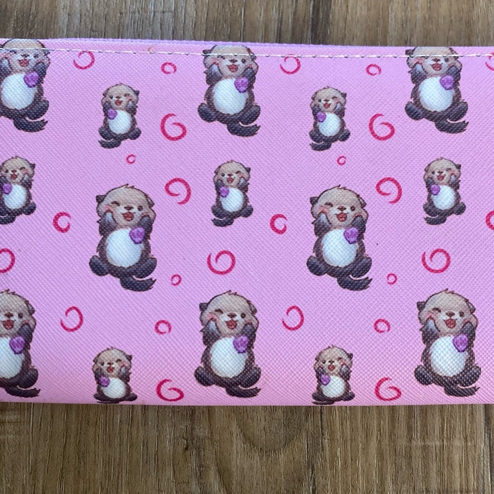 ❤️❤️NWOT Vancouver Pink Playful Otters Full Size Zippered Wallet - Picture 2 of 5